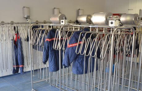 Secador para ropa térmica y trajes de protección antisalpicaduras en cámaras frigoríficas y salas de congelación.